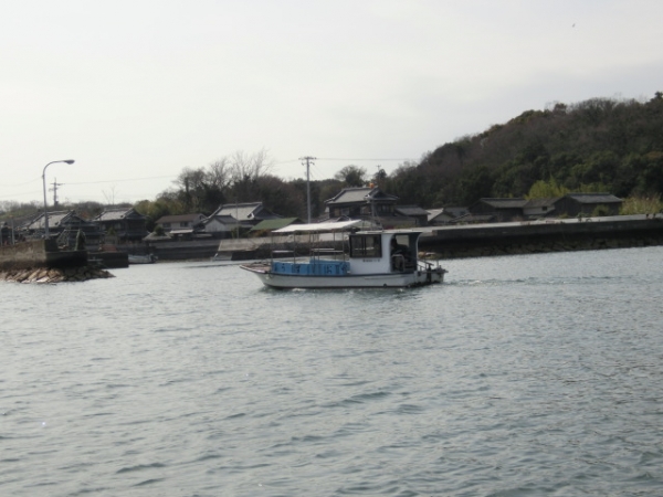 200ｍ対岸の島に向かう通船