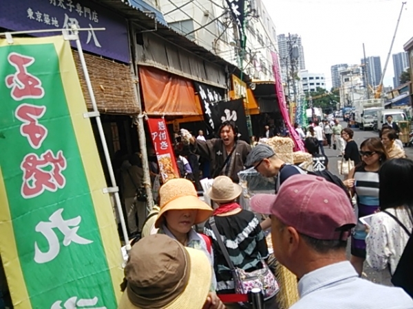 一際賑わっていたテリー伊藤兄さんの店先