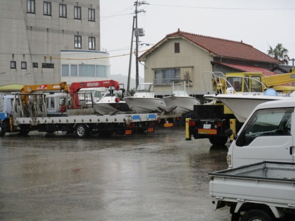 ユニック車・レッカー車もすぐ逃げれる場所に移動