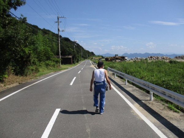 炎天下徒歩で墓地に向かいます