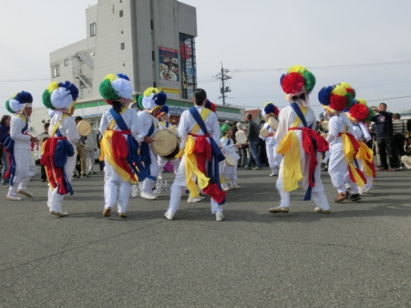 ファミマの前で軽快な朝鮮舞踊を披露