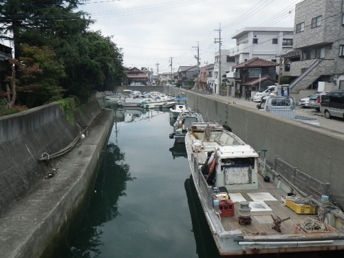 漁港の奥まった水路にも漁船が…