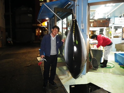 鮮魚店の軒先に吊るされたＦＲＰマグロ