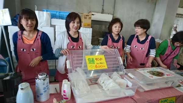 おなじみコハダレディース今日は『鰆サンド』売ってま～す♪