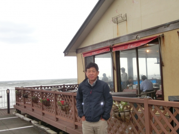 海岸沿いのイタリアンレストランで昼食