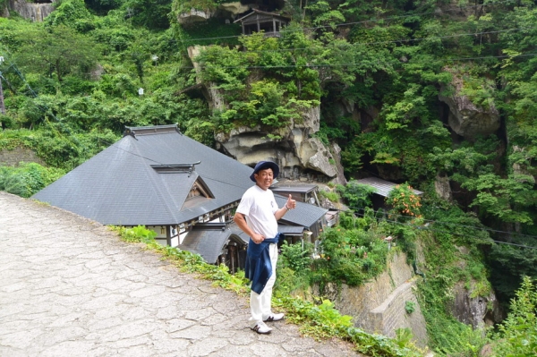 山寺の下りは膝が笑うので注意