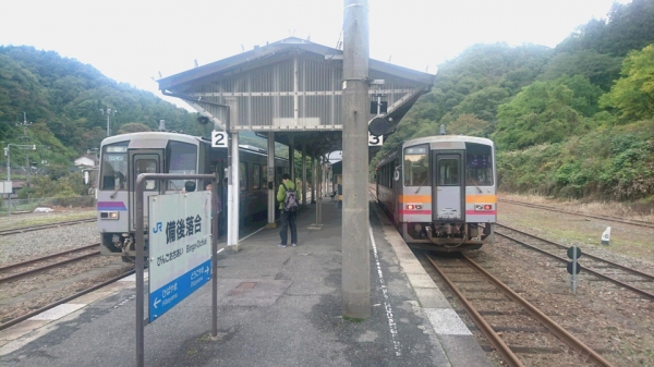 ㊧三次行㊨新見行…どちらも一両編成