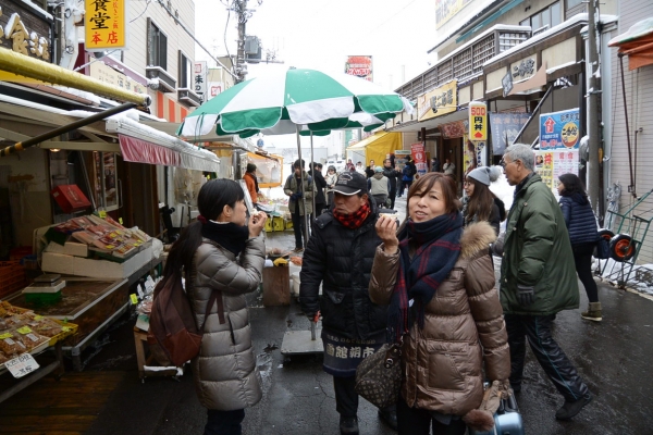 女子しかカニを試食させてくれない函館朝市