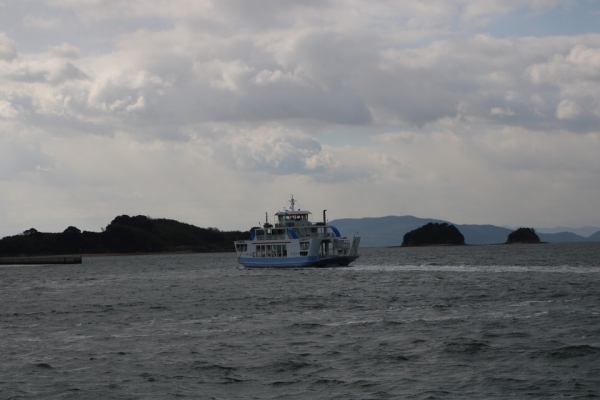 前島に渡る人も疎らに…