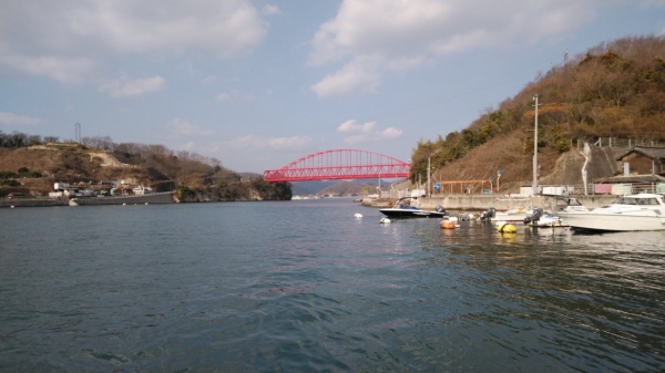 ㊧岩子島と㊨向島にかかる向島大橋（140m）