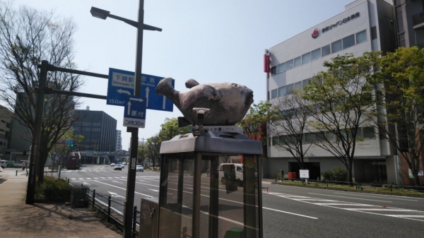 電話ＢＯＸ上のふくの重量が気になる