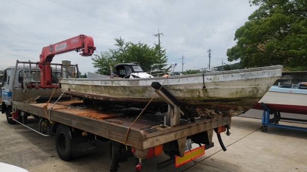 台風で沈む恐れがあった和船は上架廃棄された