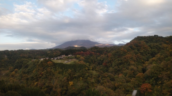 雲を被った大山、紅葉はもう少し先？