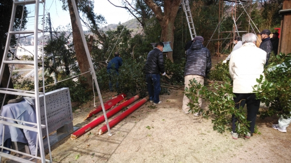 鳥居は無残な姿に…