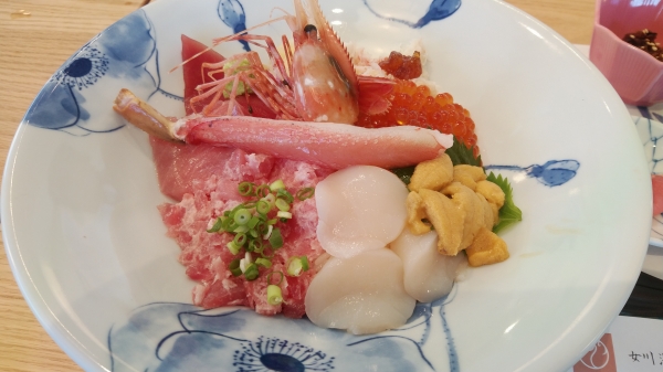 女川の海鮮丼は味を論ずる前にまず鮮度が違う。旨過ぎてホヤを撮り忘れる