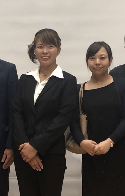 プロデビュー時の渋野プロ、右は次女