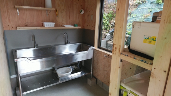 調理場には業務用船形シンクを設置