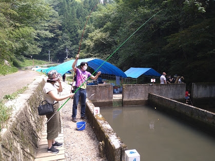 山ではソーセージを餌にニジマス釣り