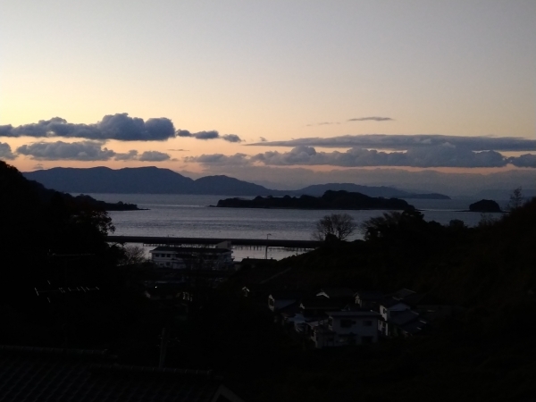 寒そうな夜明け