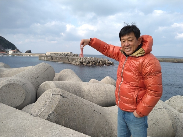 灯台を摘まんで記念撮影