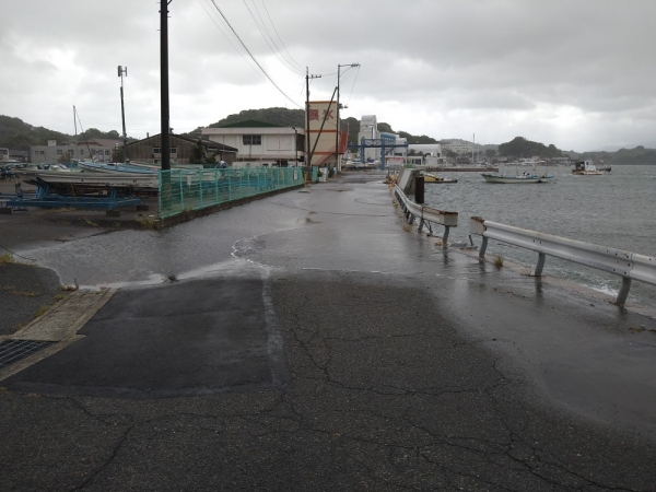 漁協前の道路も冠水