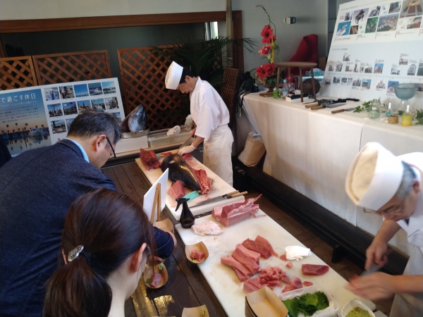 マグロの解体ショー