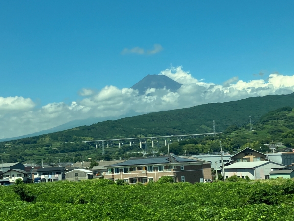 頭を雲の上に出した富士山