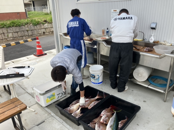 3人掛でテンポよく捌く