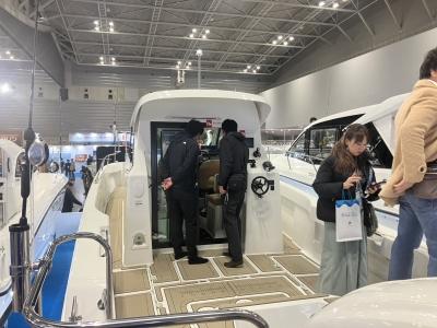 YFR330を興味深く見る弊社スタッフ