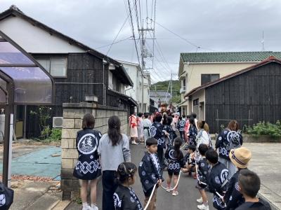 港町の旧道を曳き回す