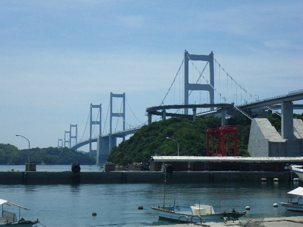 大島と今治（四国本土）に架る来島大橋