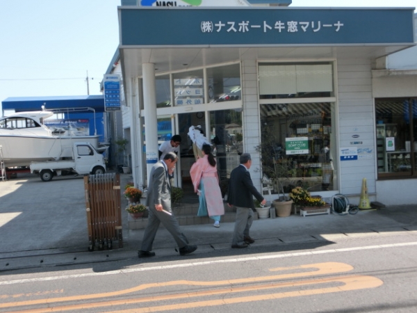 同級生の巫女さん（宮司の娘）にお祓いを受けるうちの専務