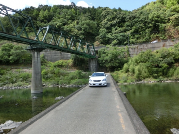 欄干のない沈下橋をおそるおそる渡りました