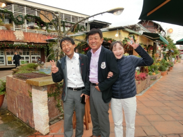 アメリカ村（北谷）で若人に混じりハイポーズ！