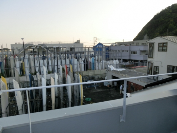 ボードの向うは逗子海岸、裏には旧石原新太郎邸