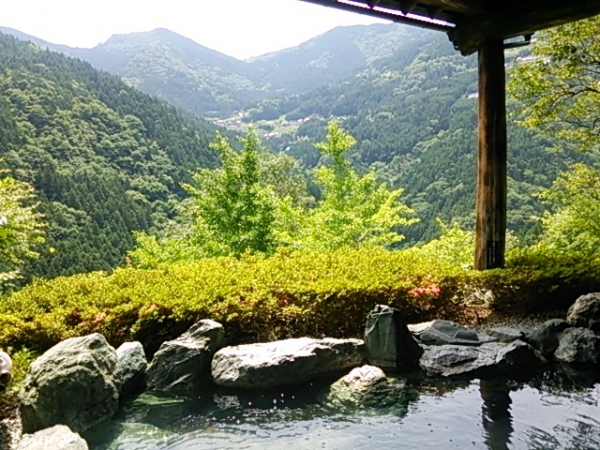 空中露天風呂まではケーブルカーで昇ります