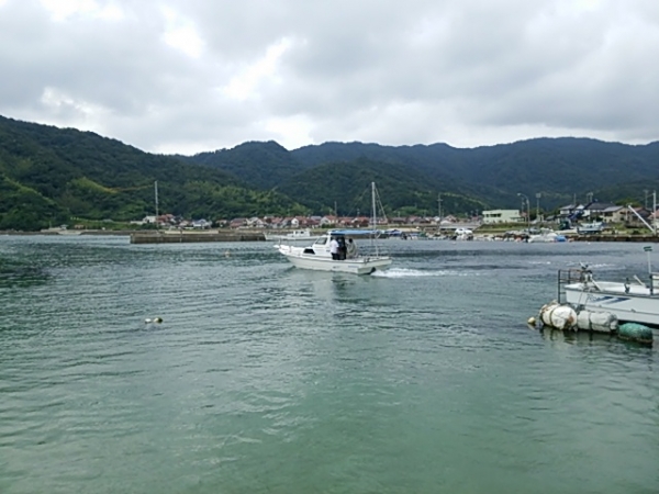 沖に向け出港