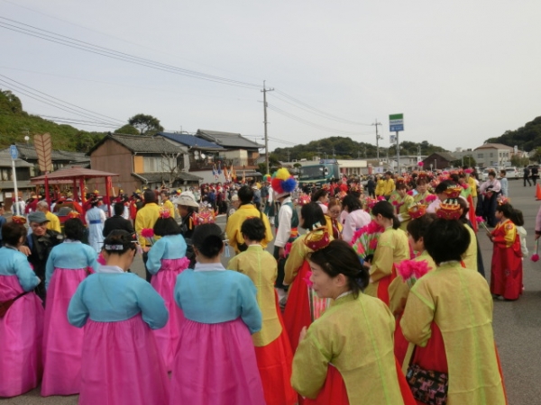 昨夜のハロウィーンからチマチョゴリに着替えたお祭り好きの人も…